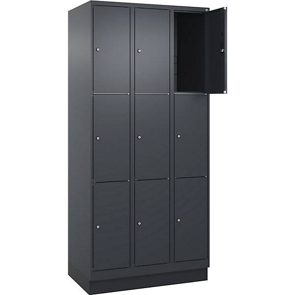 3er-Schließfachschrank Classic PLUS 3 Abteile grau B 900 mm 9 Fächer mit Bodensockel. C+P Moebelsysteme |