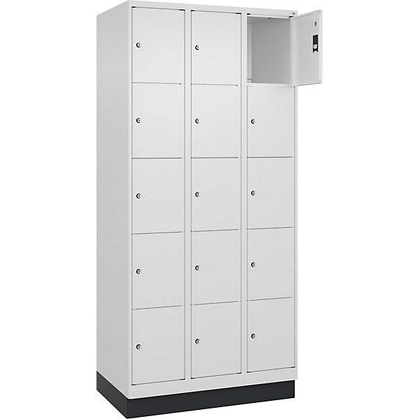 5er-Schließfachschrank Classic PLUS 3 Abteile verkehrsweiß B 900 mm 15 Fächer mit Bodensockel. C+P-0
