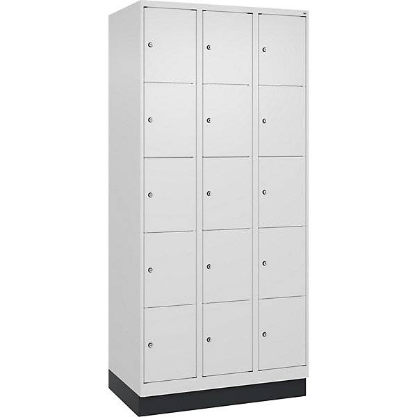 5er-Schließfachschrank Classic PLUS 3 Abteile verkehrsweiß B 900 mm 15 Fächer mit Bodensockel. C+P-3