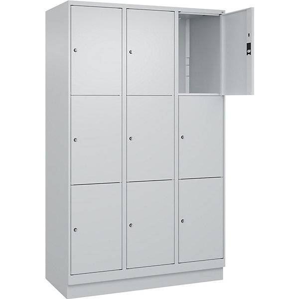 3er-Schließfachschrank Classic PLUS 3 Abteile lichtgrau B 1200 mm 9 Fächer mit Bodensockel. C+P Moebelsysteme-0