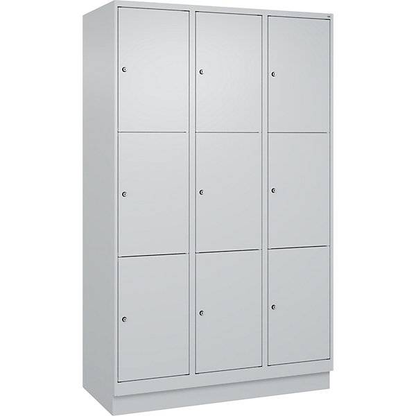 3er-Schließfachschrank Classic PLUS 3 Abteile lichtgrau B 1200 mm 9 Fächer mit Bodensockel. C+P Moebelsysteme-3