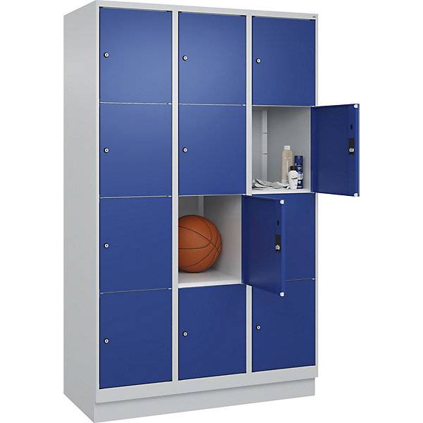 4er-Schließfachschrank Classic PLUS 3 Abteile lichtgrau / enzianblau B 1200 mm 12 Fächer mit Bodensockel. C+P