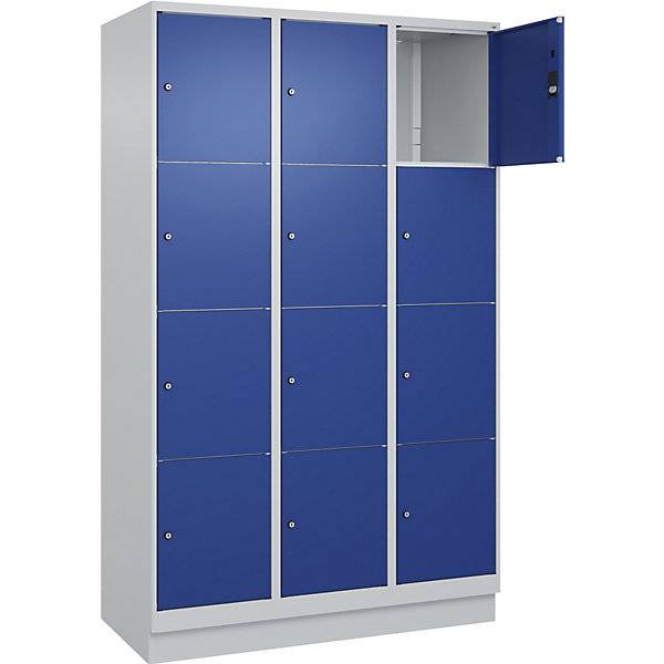 4er-Schließfachschrank Classic PLUS 3 Abteile lichtgrau / enzianblau B 1200 mm 12 Fächer mit Bodensockel. C+P-3