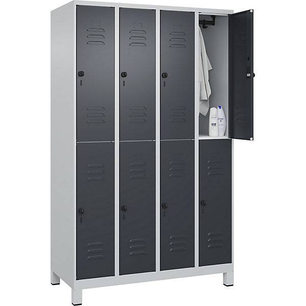 Doppelstock-Spind Classic PLUS 4 Abteile lichtgrau / grau HxB 1950 x 1200 mm mit Füßen Drehriegel. C+P-0