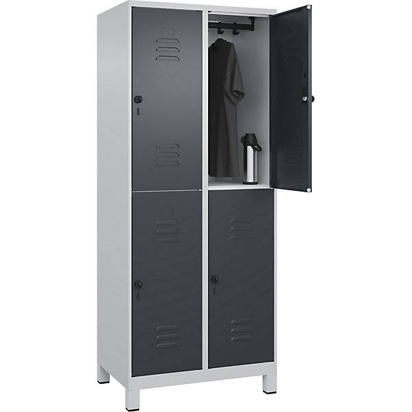 Doppelstock-Spind Classic PLUS 2 Abteile lichtgrau / grau HxB 1950 x 800 mm mit Füßen Drehriegel. C+P