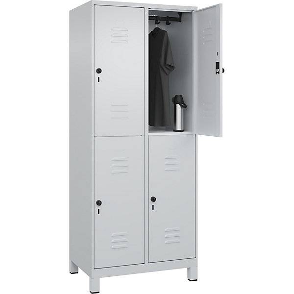 Doppelstock-Spind Classic PLUS 2 Abteile lichtgrau HxB 1950 x 800 mm mit Füßen Drehriegel. C+P Moebelsysteme