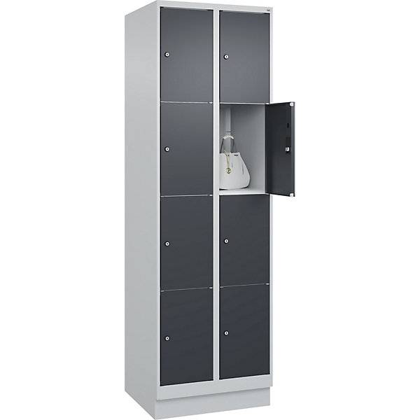 4er-Schließfachschrank Classic PLUS 2 Abteile lichtgrau / grau B 600 mm 8 Fächer mit Bodensockel. C+P