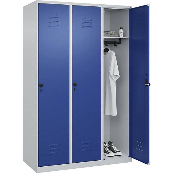 Spind Classic PLUS 3 Abteile lichtgrau / enzianblau B 1200 mm mit Bodengleitern Drehriegel. C+P Moebelsysteme