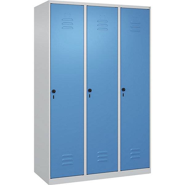 Spind Classic PLUS 3 Abteile lichtgrau / lichtblau B 1200 mm mit Bodengleitern Drehriegel. C+P Moebelsysteme-1