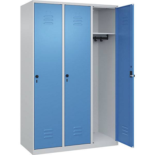 Spind Classic PLUS 3 Abteile lichtgrau / lichtblau B 1200 mm mit Bodengleitern Drehriegel. C+P Moebelsysteme-2