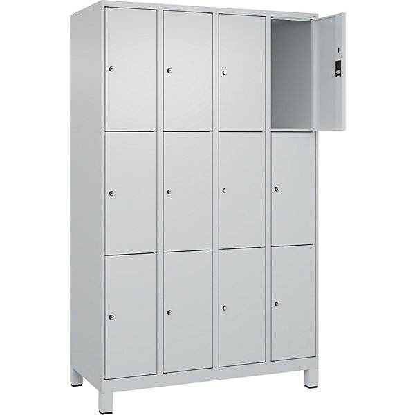 3er-Schließfachschrank Classic PLUS 4 Abteile lichtgrau B 1200 mm 12 Fächer mit Füßen. C+P Moebelsysteme |