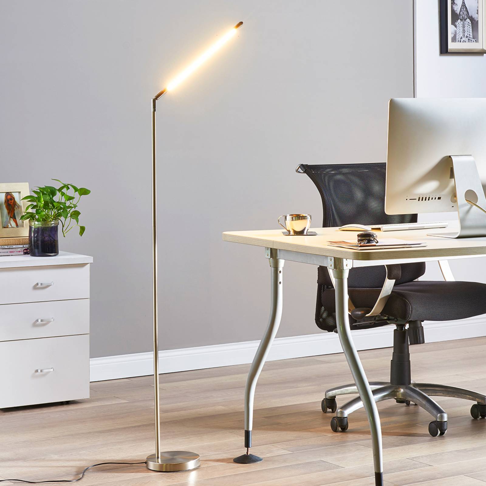 Lindby LED Stehlampe 'Jabbo' in alu aus Metall-1