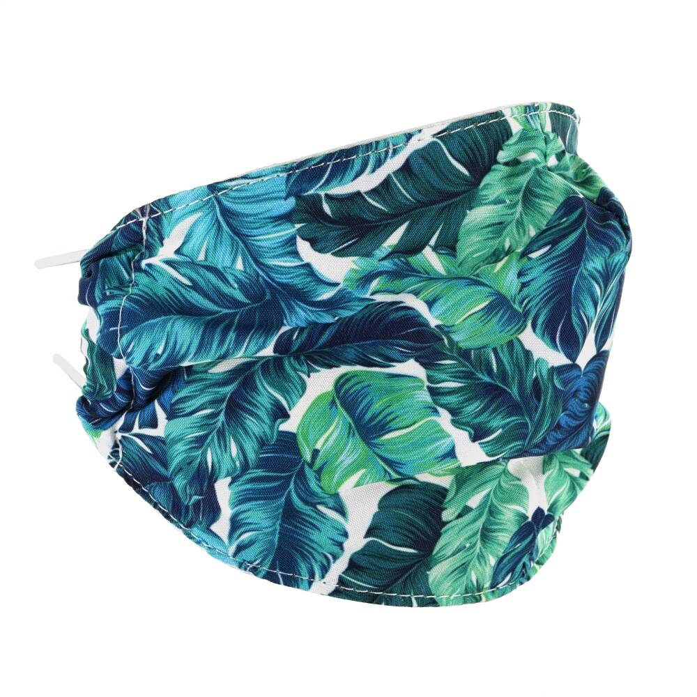 Auf diesem Bild sieht man eine Textilmaske, die mit einem Blättermuster bedruckt ist.