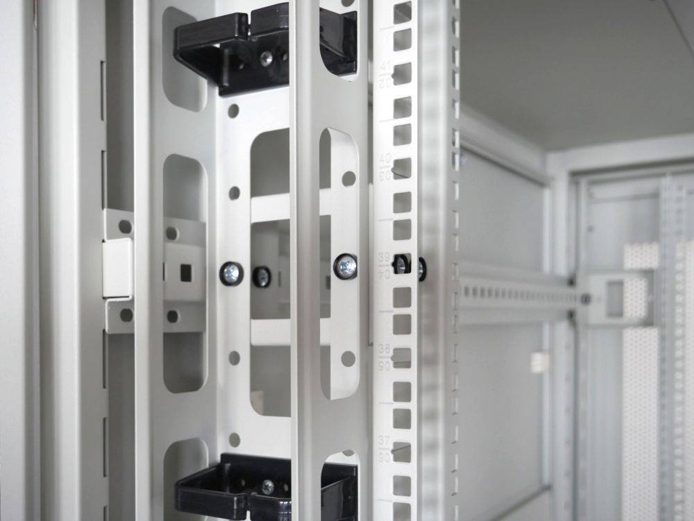 19 Zoll Netzwerkschrank SRK Komplettset 42 HE 600x800 perforierte Doppeltüren Lüfter PDU 3x Fachböden Flatpack Lichtgrau-3