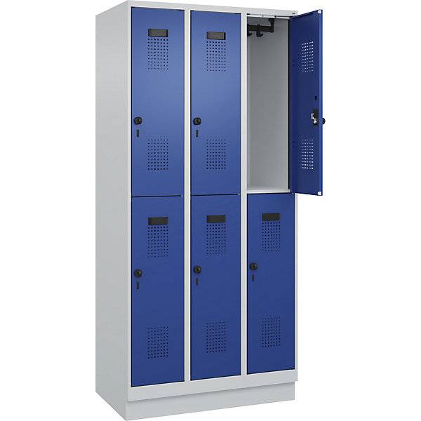 Doppelstock-Spind Evolo PLUS 3 Abteile lichtgrau / enzianblau B 900 mm mit Bodensockel Drehriegel. C+P