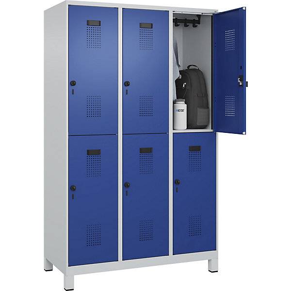 Doppelstock-Spind Evolo PLUS 3 Abteile lichtgrau / enzianblau B 1200 mm mit breiten Füßen Drehriegel. C+P-2