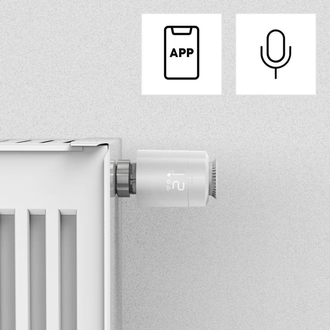 Zu sehen ist die Front eines Heizkörpers. Rechts am abgehenden Ventil ist ein smartes Thermostat mit Temperatureinstellung montiert. Im oberen Teil des Bildes befinden sich eine schematische Darstellung eines Smartphones mit der Aufschrift "App" und das Symbol zur Sprachsteuerung.