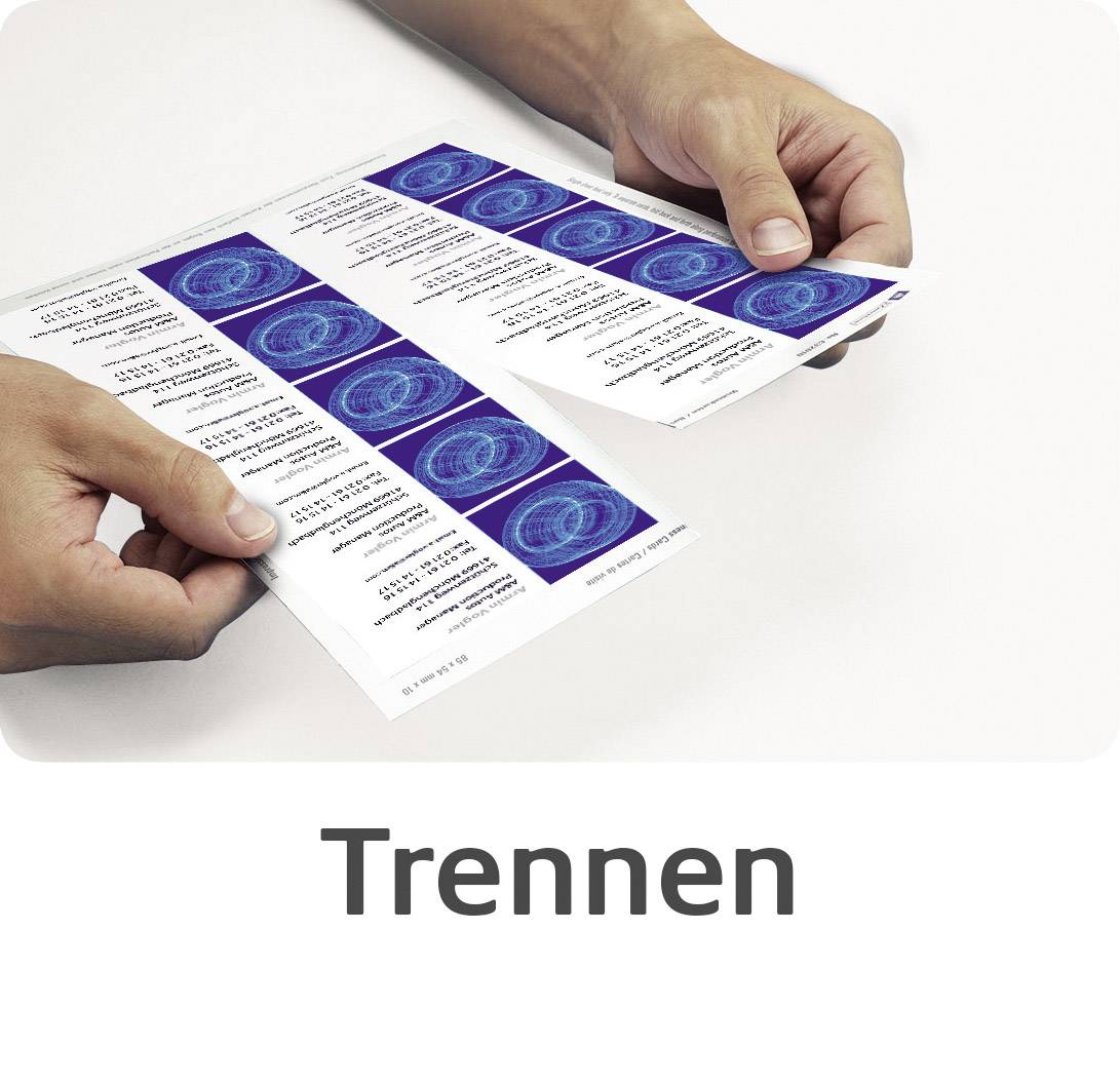 Zwei Hände trennen einen Bogen mit blauen Zollbarkeitsmarken entlang einer Perforation. Darunter steht das Wort 'Trennen'.
