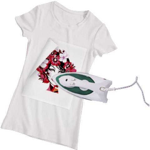 Weißes T-Shirt mit einem Bügeleisen, das ein buntes Blumenporträt auf das Shirt überträgt. Hauptthema: kreatives Textildesign.