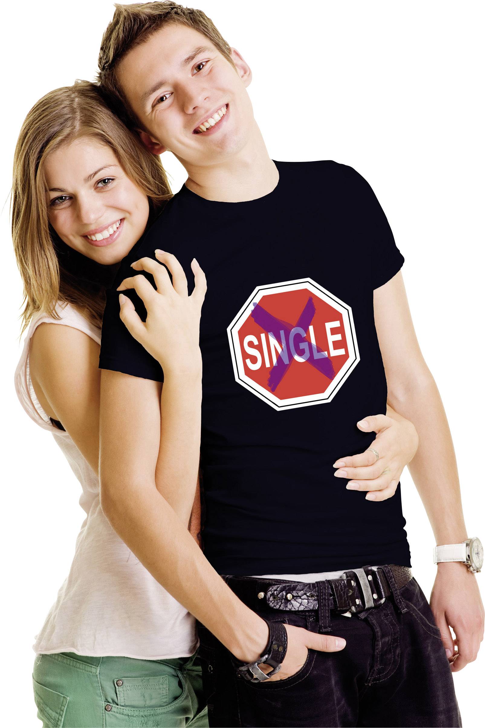 Junger Mann und Frau umarmen sich lächelnd. Der Mann trägt ein schwarzes T-Shirt mit einem "Single"-Symbol in Rot.