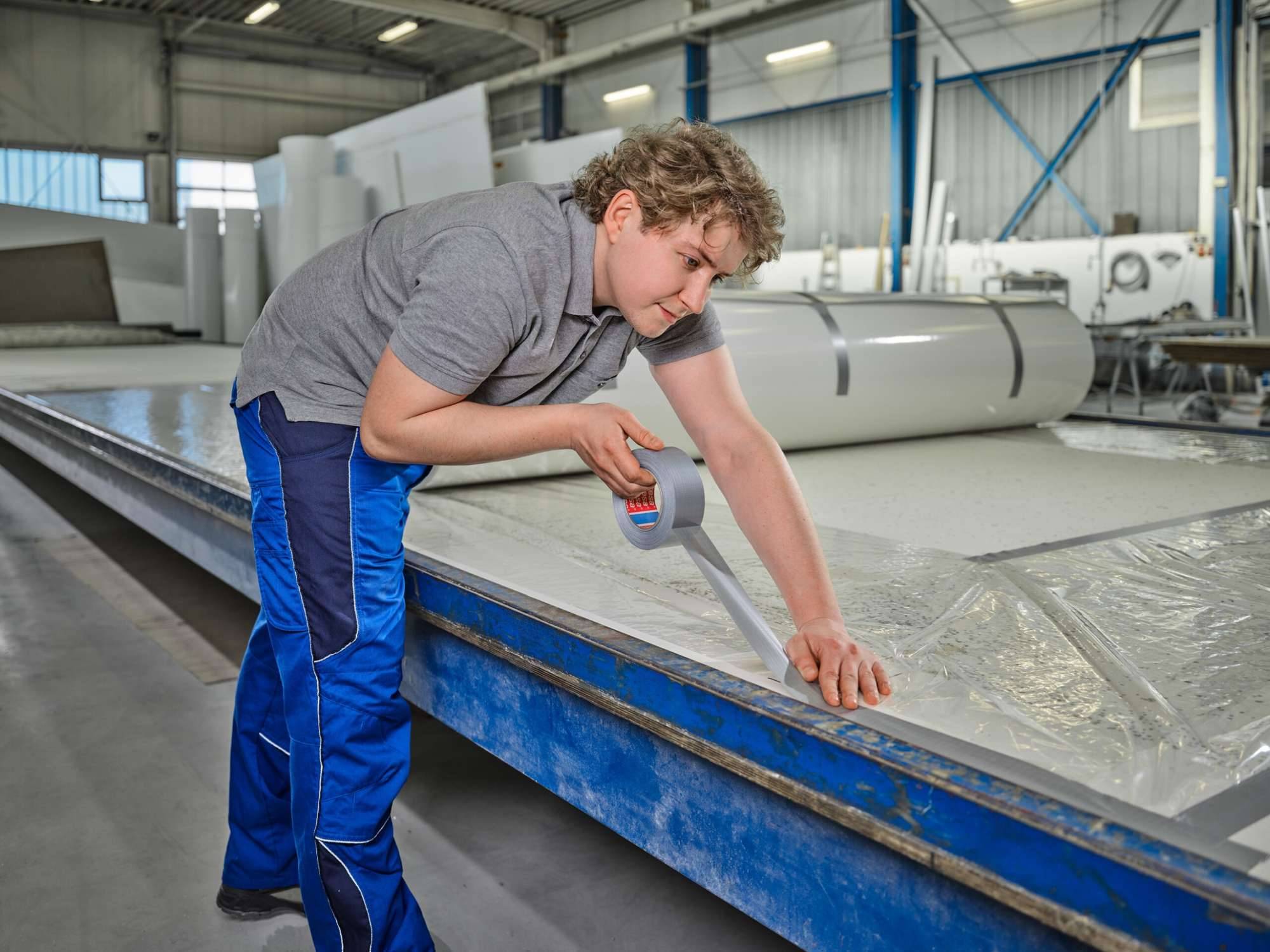 tesa 60462 Strapazierfähiges Duct Tape mit recyceltem Träger , 50 m x 100 mm, silber-grau-1