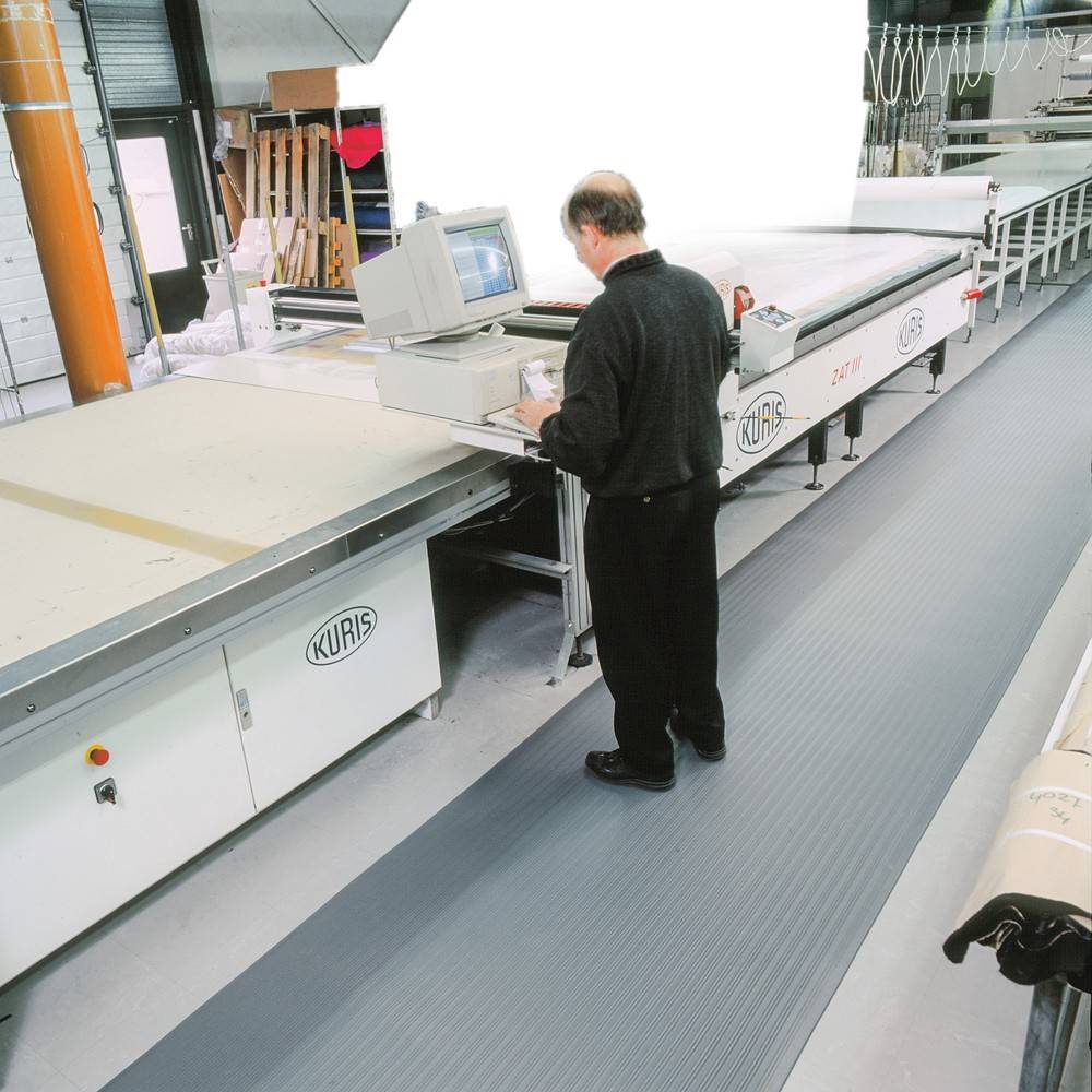 Arbeitsplatzmatte, Bodenschutzmatte aus Vinyl, Rollenware gerillt, Farbe grau, BxT 18,3 mx1220 mm, Höhe 9 mm, lfm-2