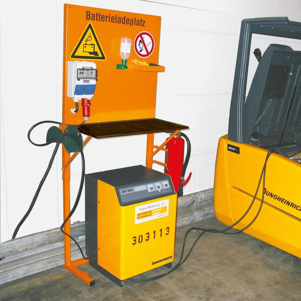 Halterung für Bauer® Wasserbehälter am Batterieladeplatz-0