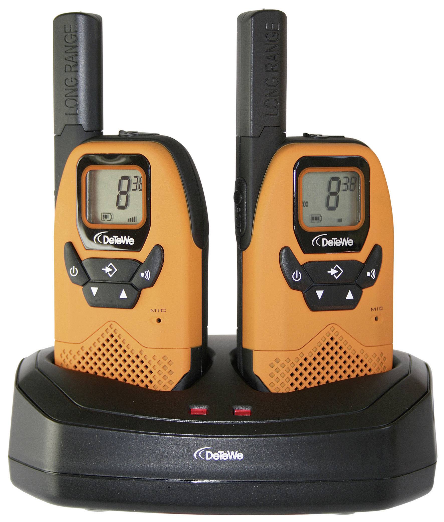 Zwei orange Walkie-Talkies auf einer Ladestation. Beide Geräte zeigen '03:38' auf ihren Displays.