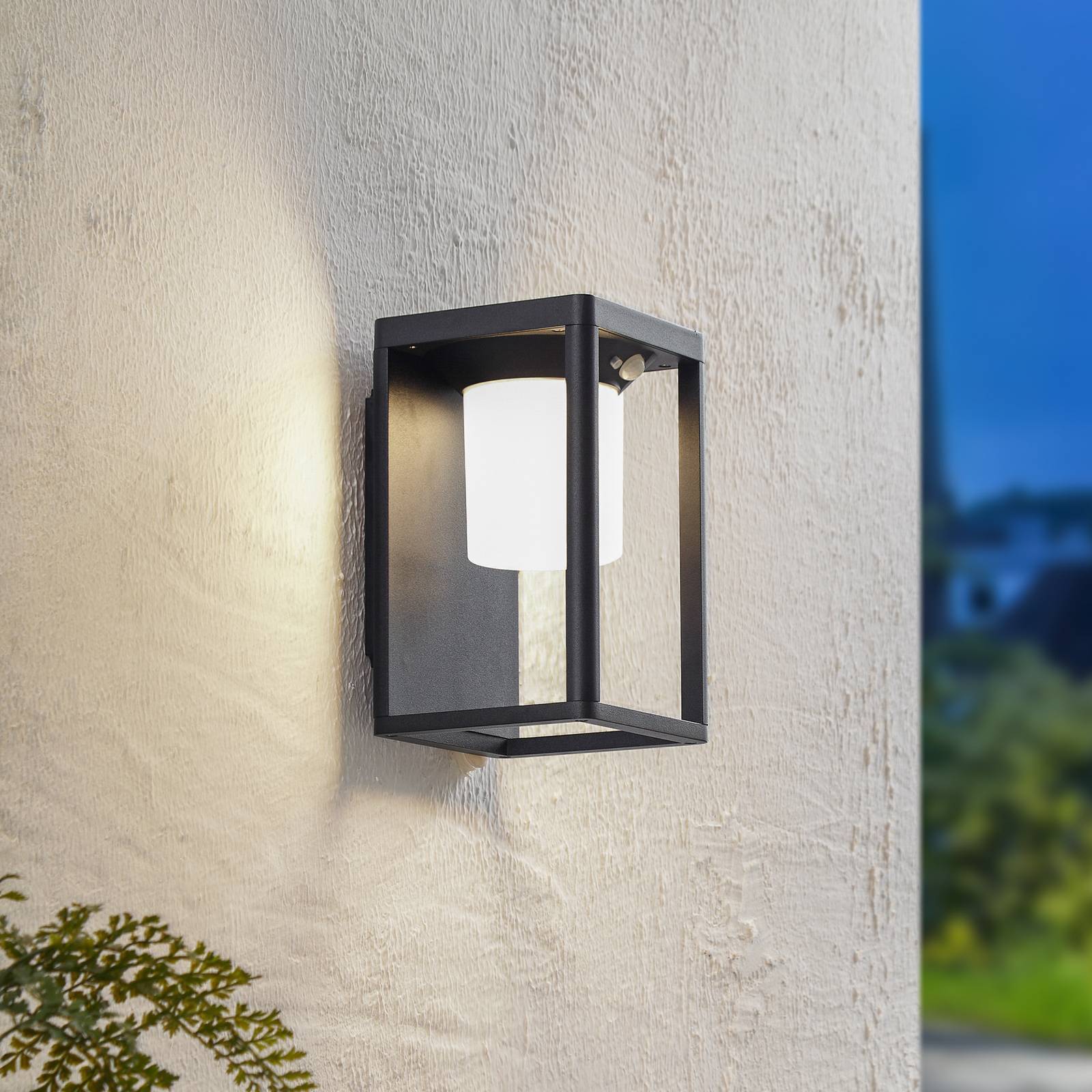 Lucande LED Solarleuchte außen 'Tilena' in schwarz aus Aluminium-1