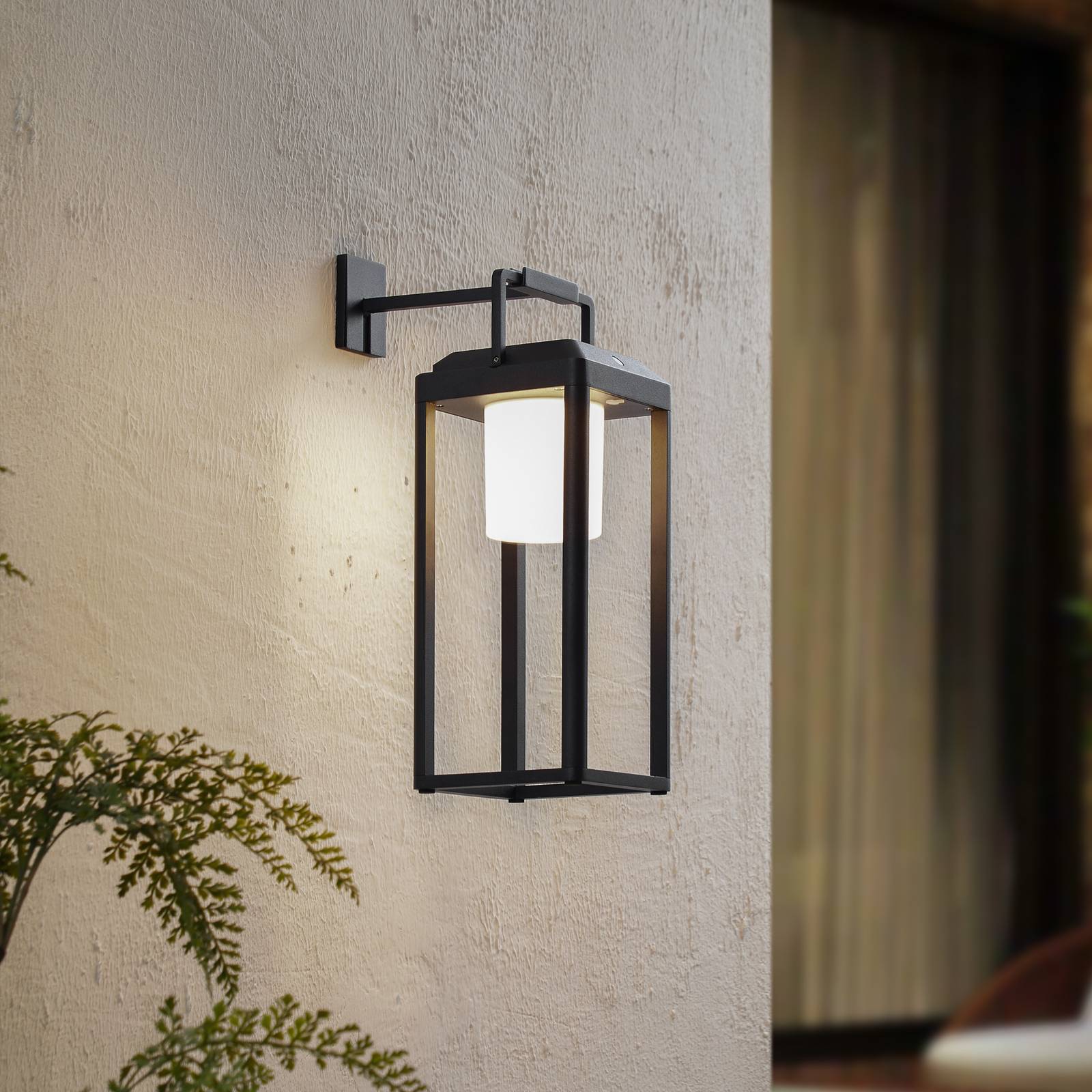 Lucande LED Solarleuchte außen 'Tilena' in schwarz aus Aluminium-1