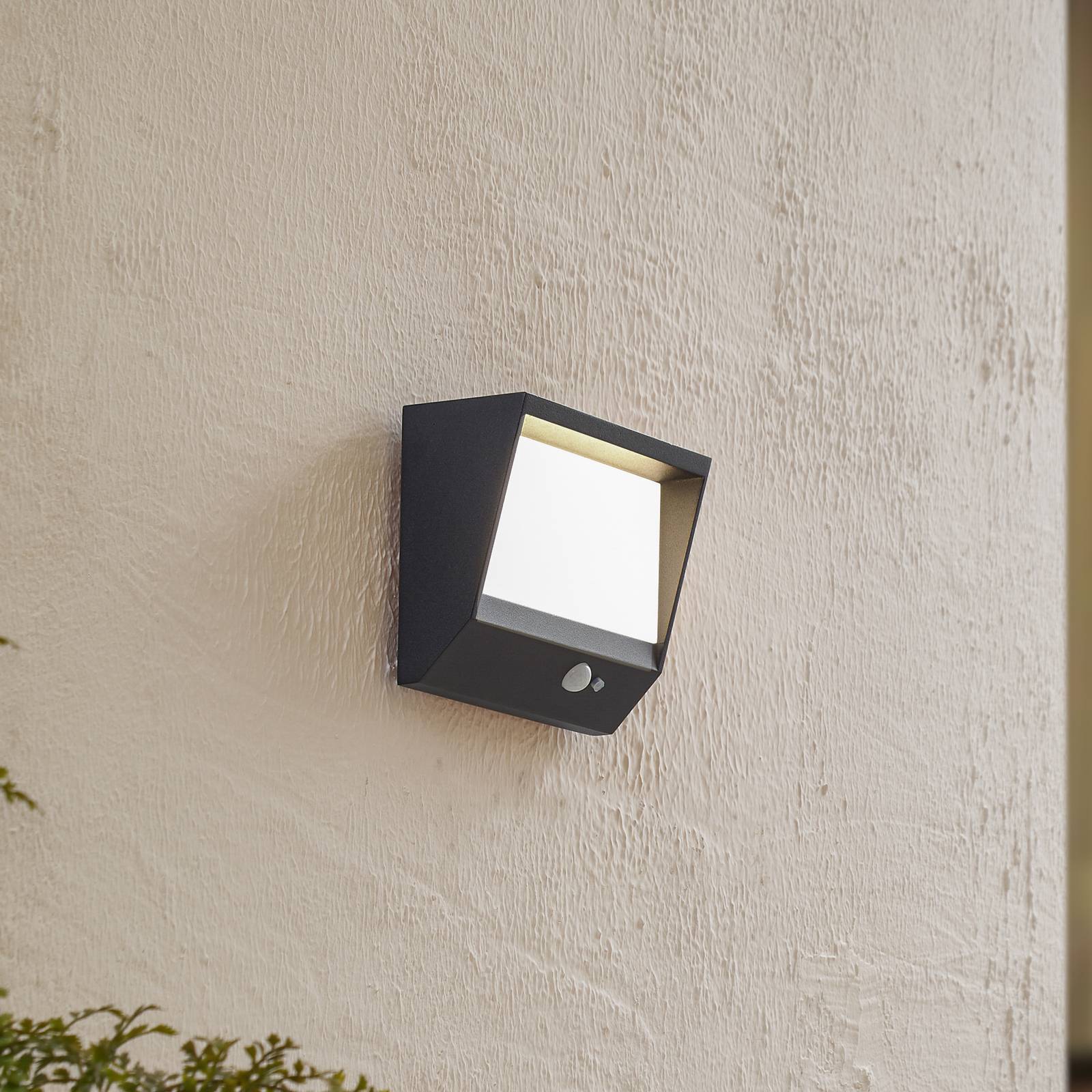 Lucande LED Solarleuchte außen 'Dava' in schwarz aus Aluminium-1