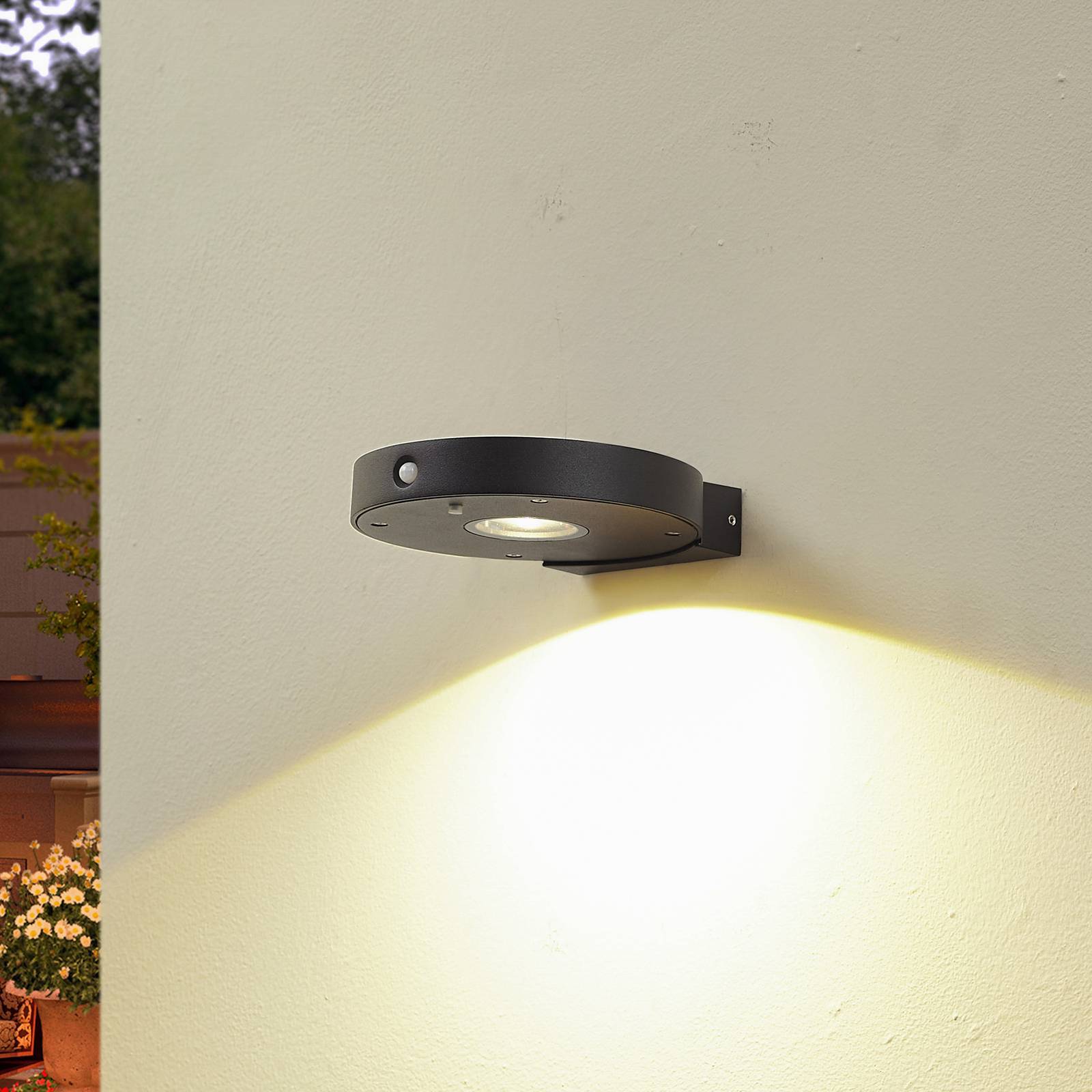 Lucande LED Solarleuchte außen 'Tavon' in schwarz aus Aluminium-1