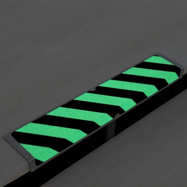Anti-Rutschkantenprofil, nachleuchtend, LxB 635 x 120 mm, schwarz-gelb