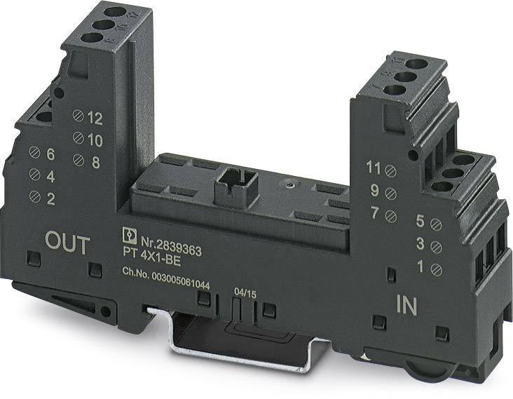 Ein schwarzer elektronischer Steckverbinder mit mehreren Anschlüssen, beschriftet mit 'OUT' und 'IN', und einer Seriennummer.