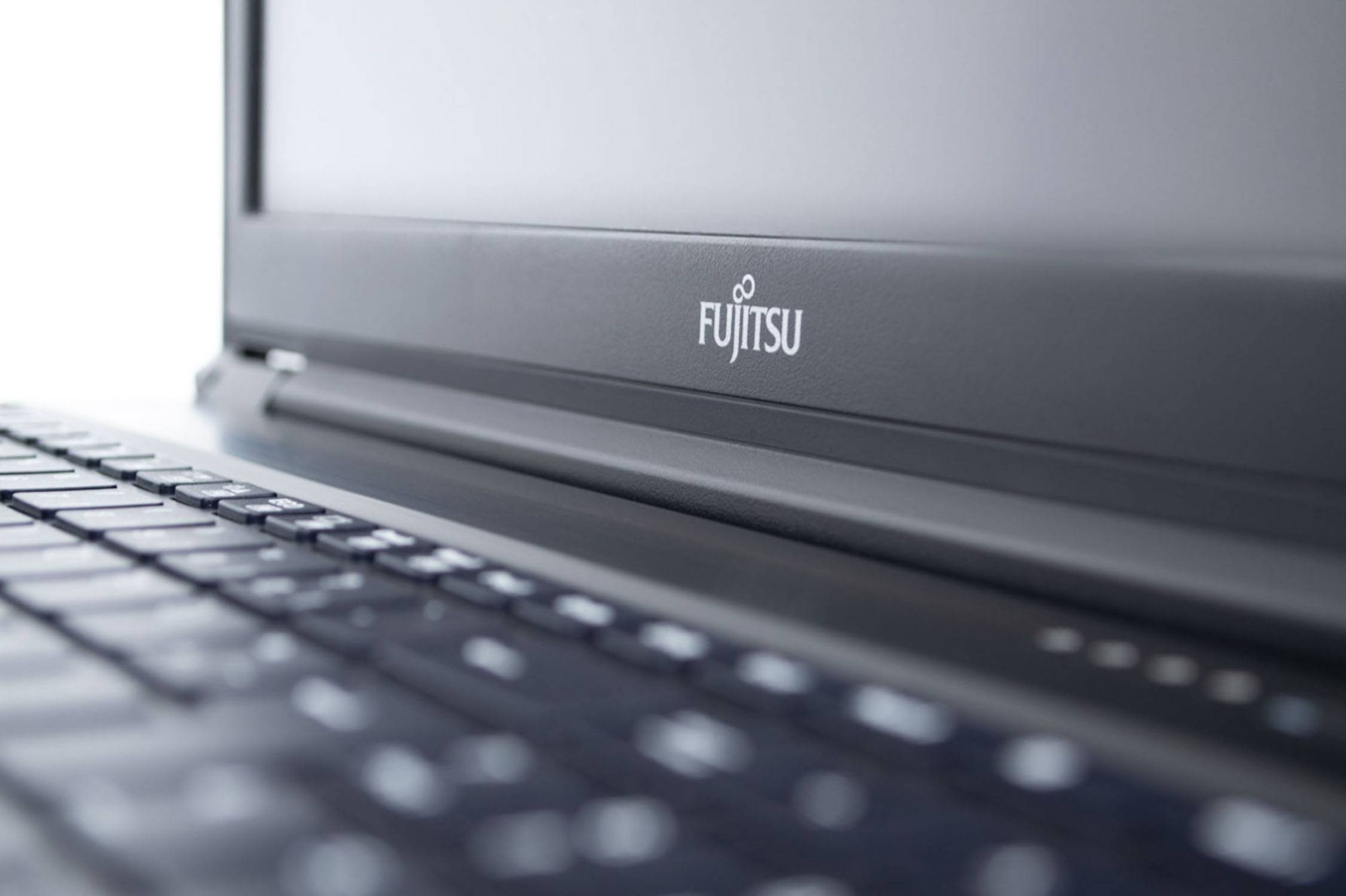 Fujitsu Celsius H7510 15,6" FHD i7-10850H 32GB 512GB QWERTZ-DE-4