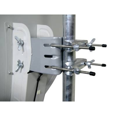 Eine Halterung mit Schrauben und Klemmen befestigt eine Metallplatte an einem Rohr.