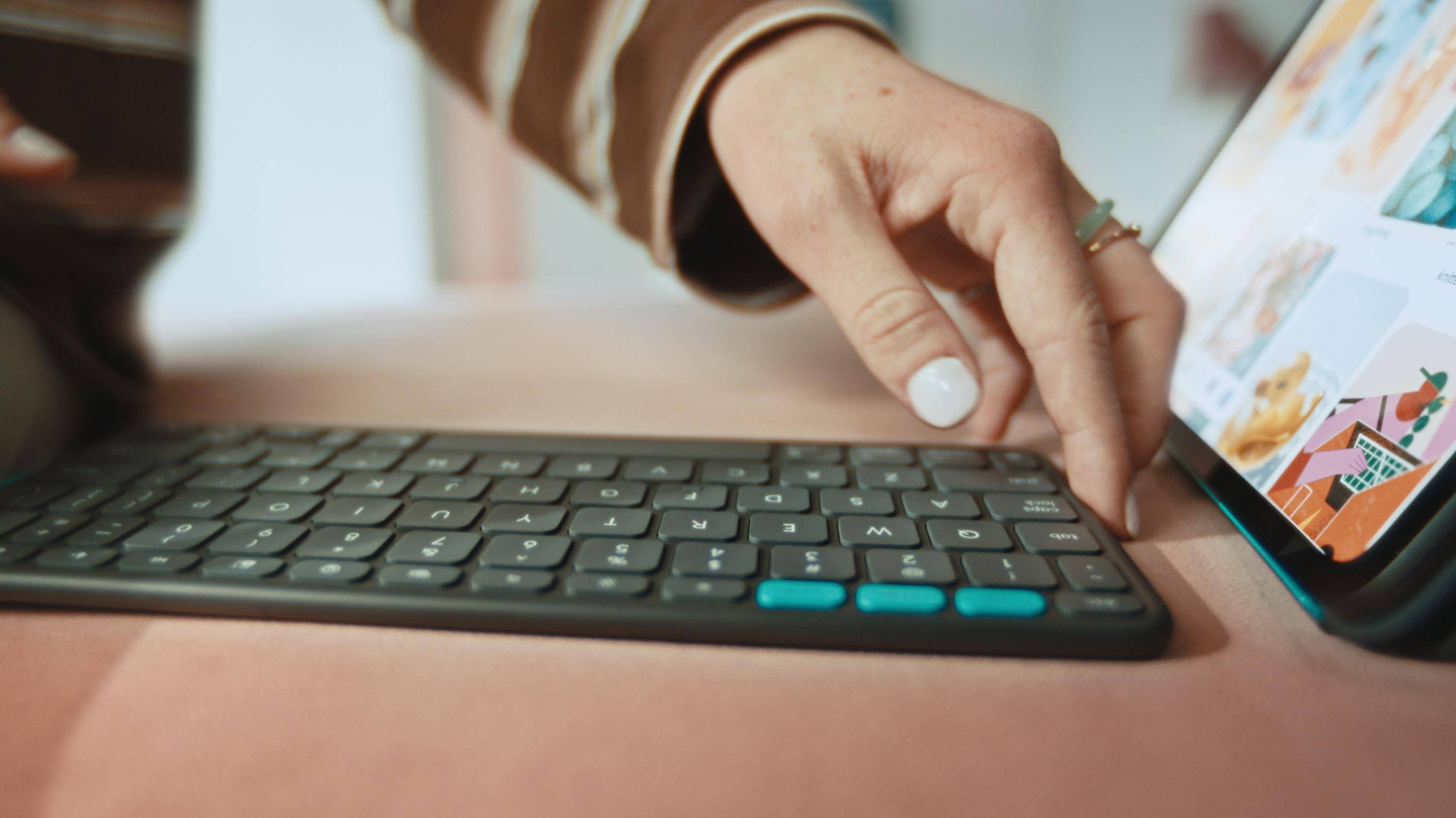 Logitech Flip Folio - Tastatur und Foliohülle - full size - kabellos - Bluetooth 5.1 LE - QWERTY - E-1