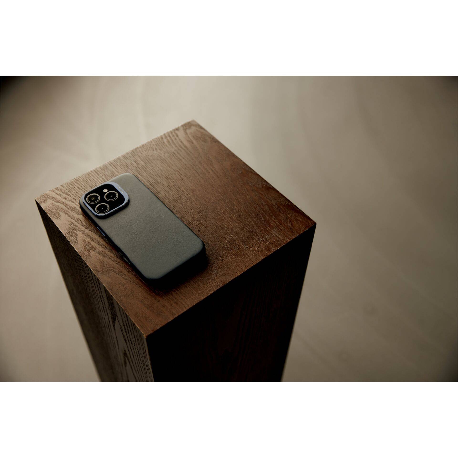 DECODED - Leather Backcover iPhone 16 Pro Max Black-4