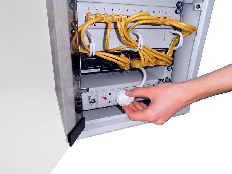 10 Zoll Steckdosenleiste 3x Schuko + Überspannungsschutz Lichtgrau Profi Qualität für IT Netzwerktechnik-3