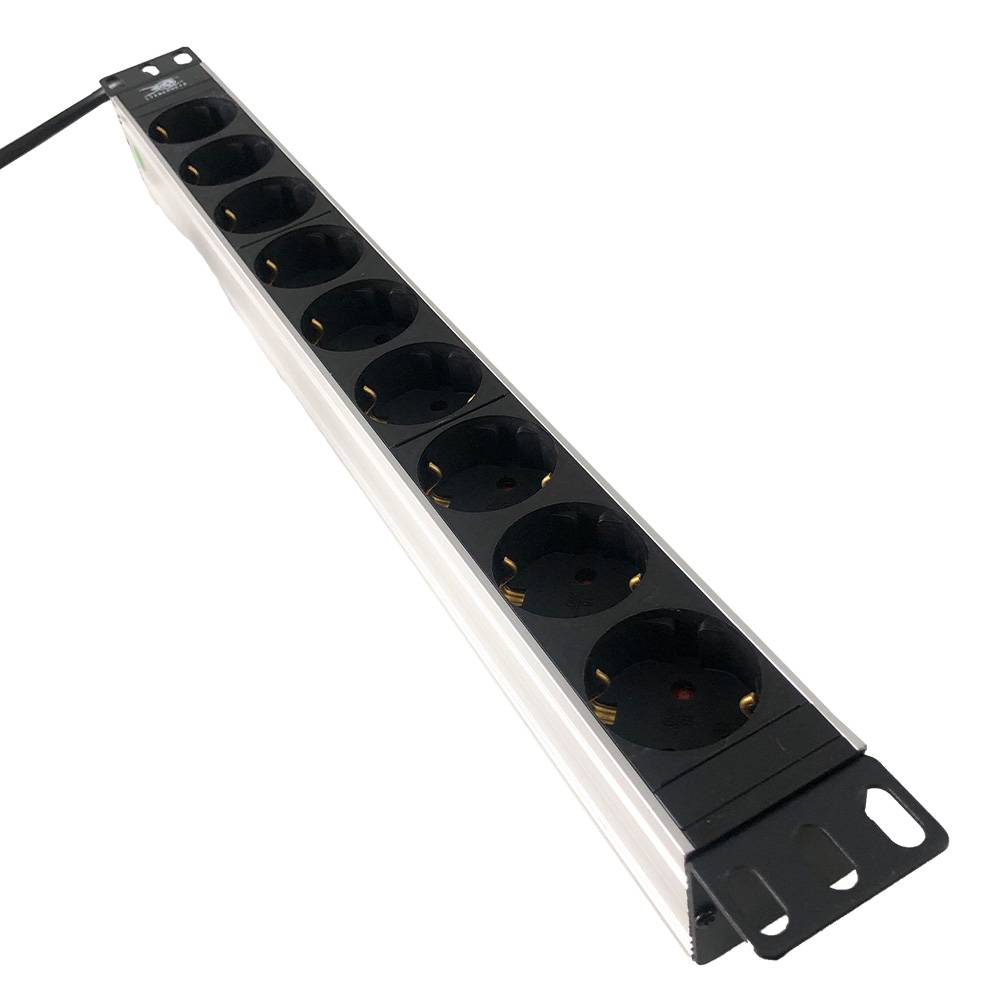 Ein schwarzes Mehrfachsteckdosenleiste mit neun Steckdosen und einem Metallrahmen, mit Kabel ausgestattet, konzipiert für die Organisation mehrerer elektrischer Anschlüsse.