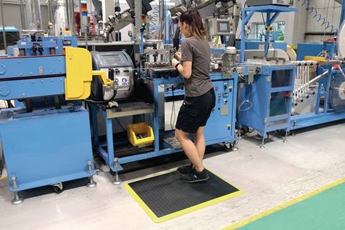 Coba Europe GmbH Arbeitsplatzbodenbelag L1200xB900xS18mm schwarz m.gelben Streifen PU COBA SED010702-2