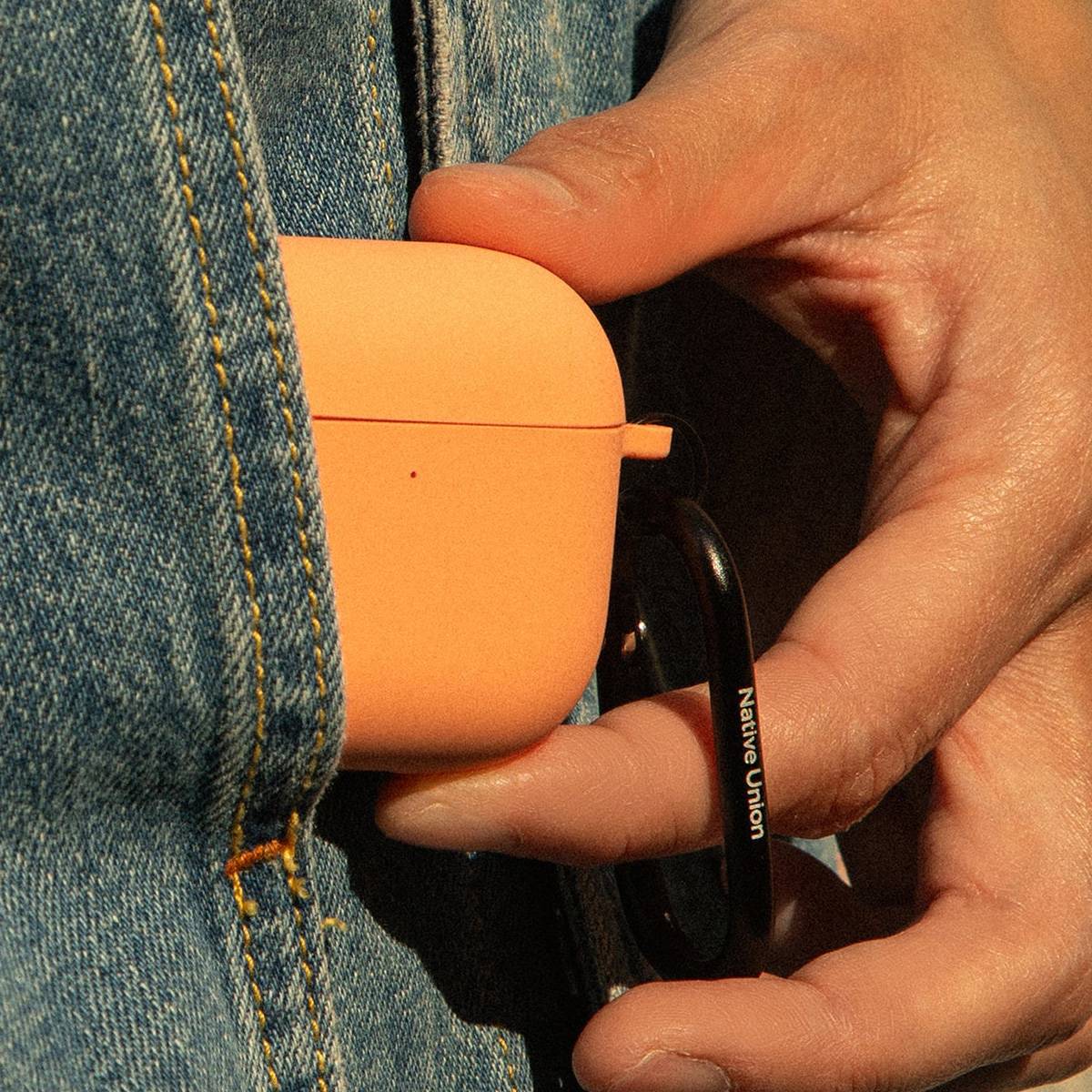 Active AirPods 4. Gen Silicone Case Apricot-3