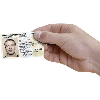 Eine Hand hält einen deutschen Personalausweis mit Foto, Namen 'Erik Mustermann', Geburtsdatum und Ausstellungsdetails rechts oben erkennbar.