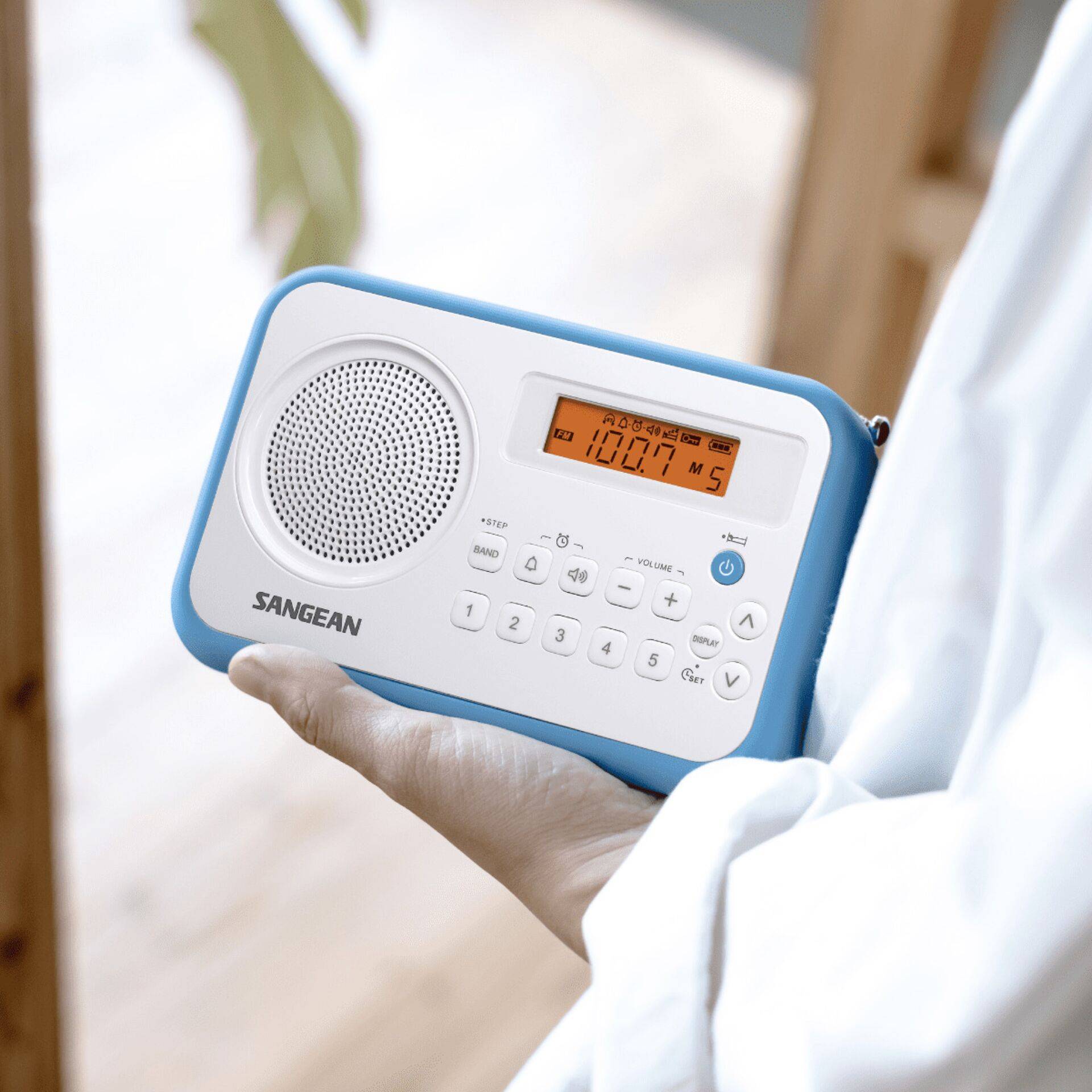 Sangean PR-D18(Traveller 180)White/Blue-2