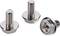 Drei silberne Metallschrauben auf weißem Hintergrund; zwei stehen aufrecht, eine liegt flach mit einem Kreuzschlitzkopf.
