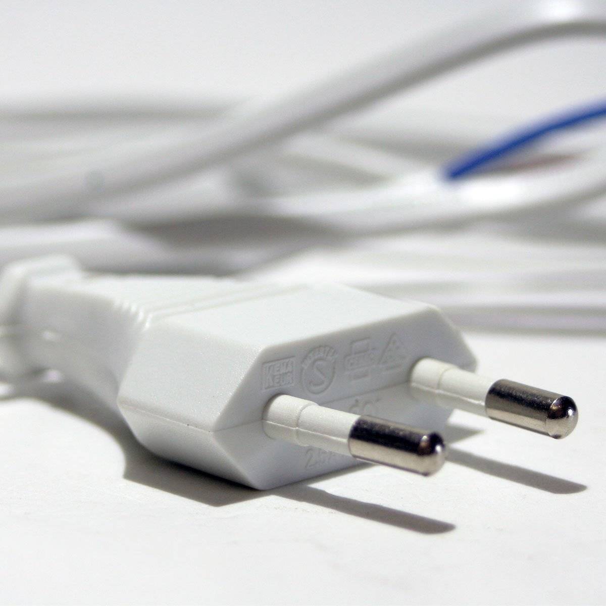 Goobay 51345 Netzkabel 2 polig / Eurostecker CEE 7/16 & offene Enden / Stromkabel Aderendhülsen Eurokabel / Weiß / 1,5m-2
