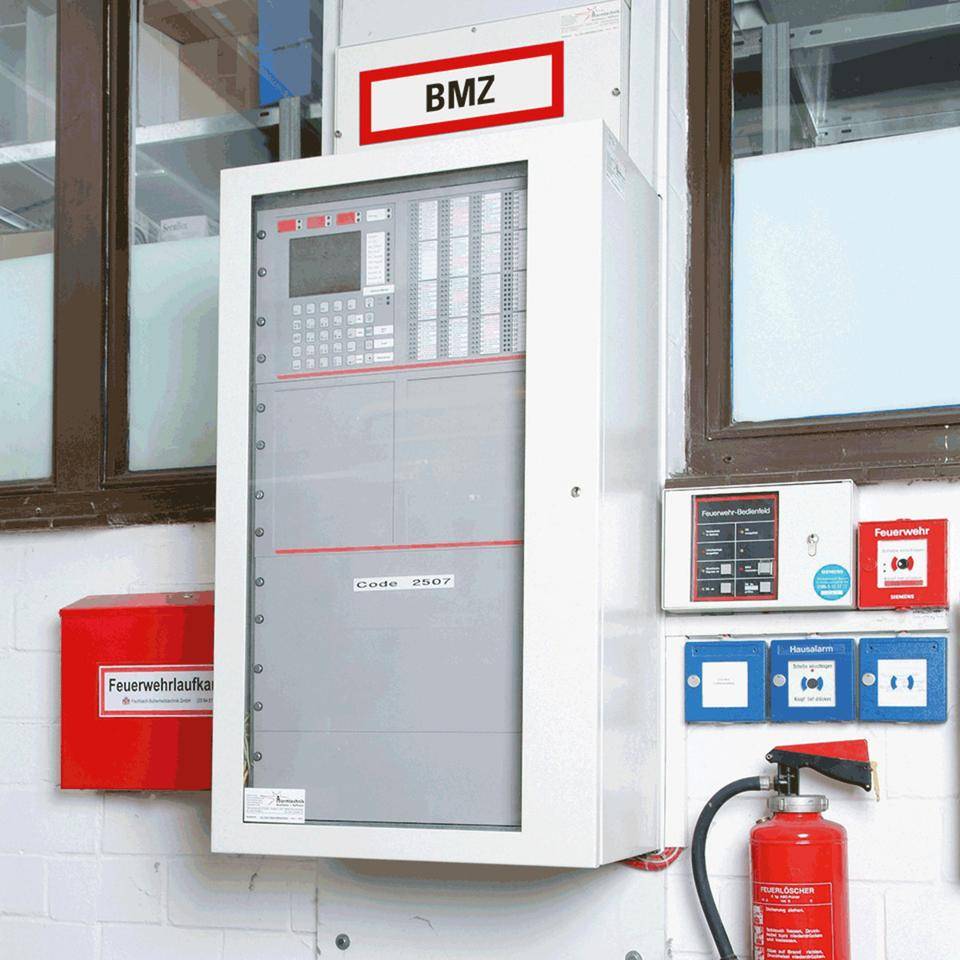Feuerwehrschild BMZ, Folie, selbstklebend, 297x105mm, DIN 4066-1