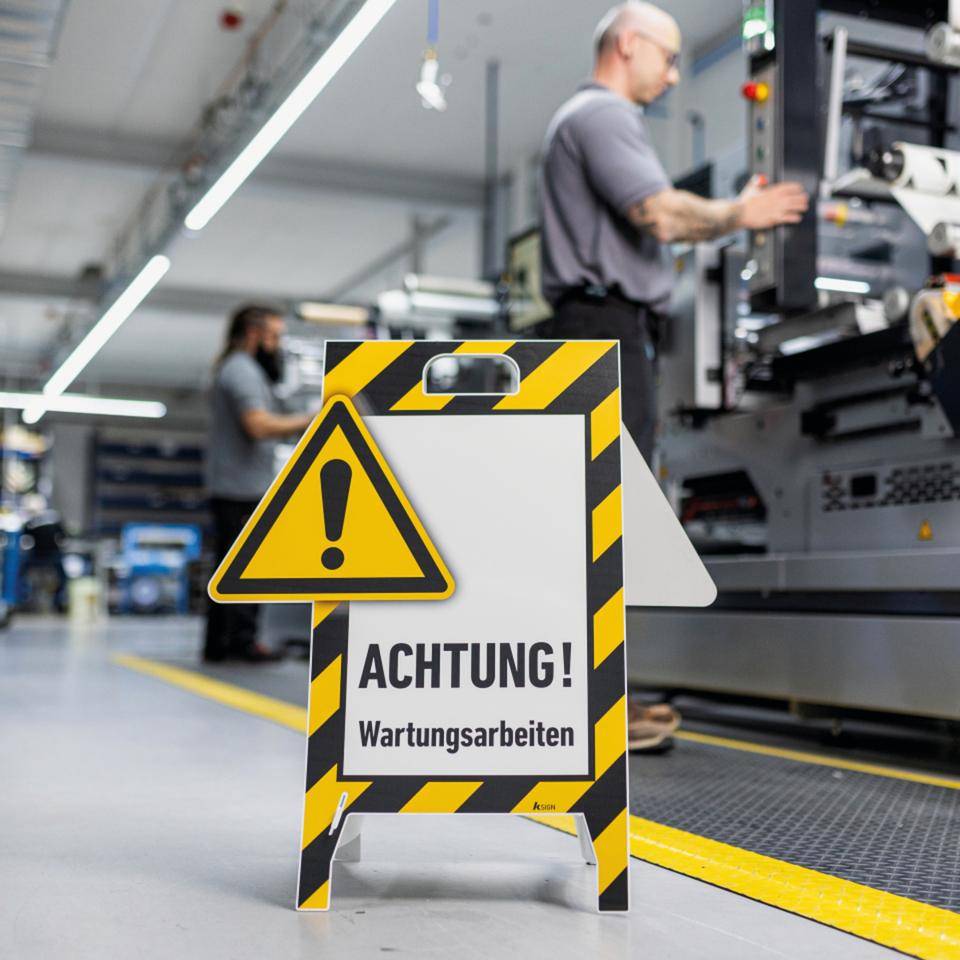 Warnaufsteller 3D-Optik, ACHTUNG! Wartungsarbeiten, Kunststoff, 480x650mm, 300g-3