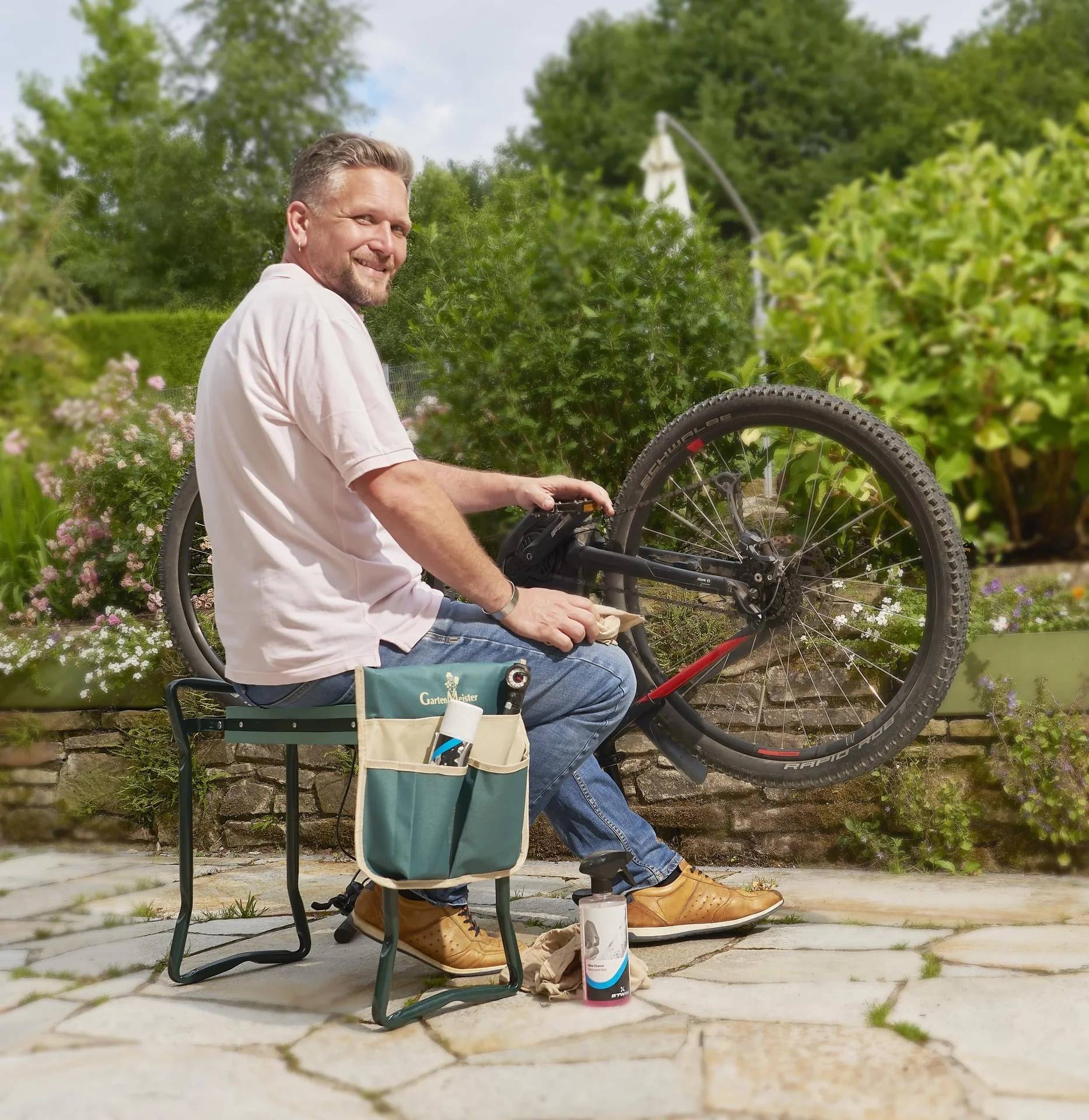 GartenMeister Sitz- und Kniebank 2 in 1 XXL, belastbar bis 150 kg, inklusive Werkzeugtasche-2