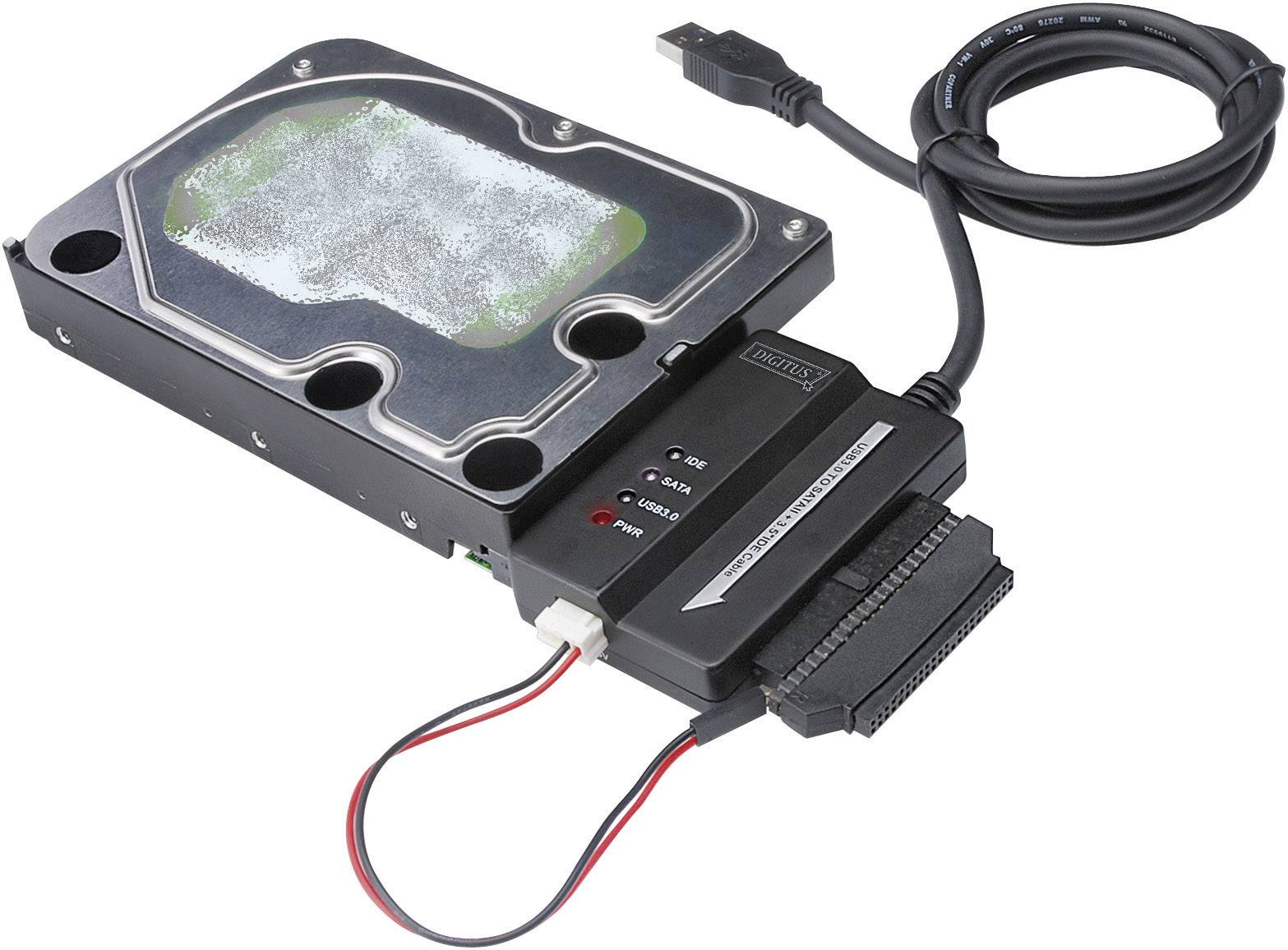 Eine Festplatte mit einem USB- und Stromanschluss über ein Adapterkabel, das Konvertierung von IDE zu USB ermöglicht.